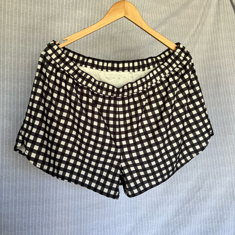 XL Old Navy Black and White Shorts with lining